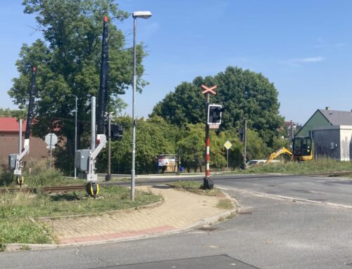 Na rizikovém přejezdu ve Vejprnicích u Plzně jsou už v provozu závory, obec po nich volala 10 let.